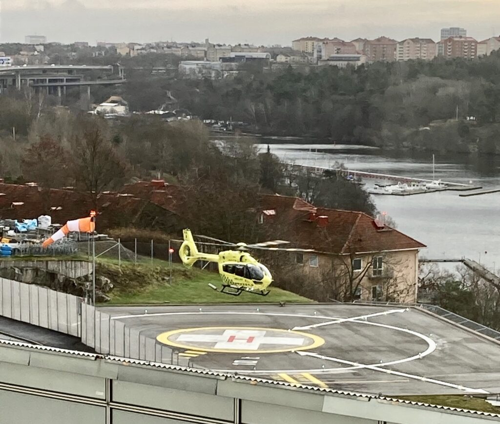 Stockholm. Södersjukhuset blev veckans besök nummer två.Fin utsikt över helikopterplattan och Årstaviken. 