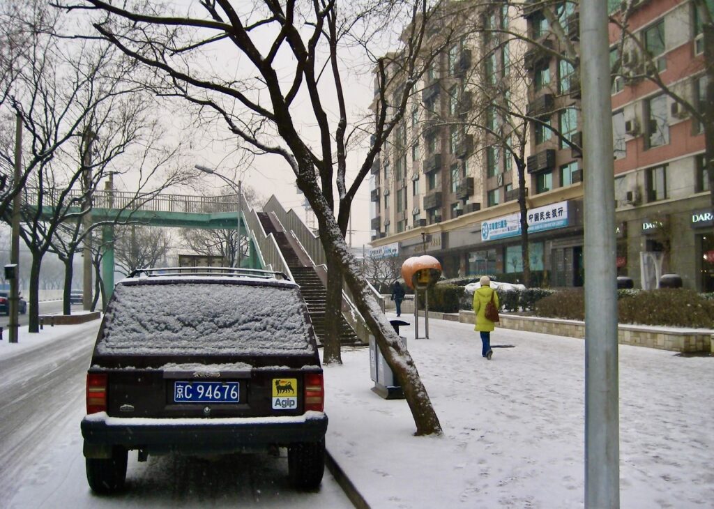 Peking. Snö. Vill till att gå försiktigt för att inte ramla. Inte aktuellt här med att sanda trotoarerna. 