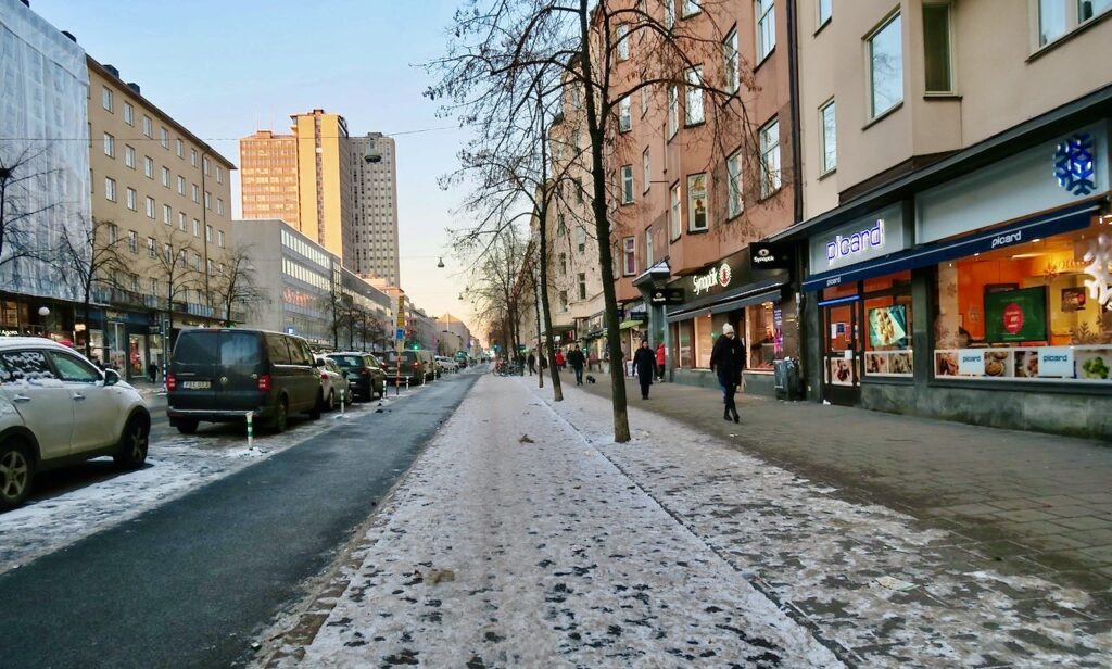 Stockholm. Södermalm. Götgatan. Vill man hindra/förhindra att folk halkar och slår sig borde den utökade gångbanan också göras is och halkfri. Precis so cykelbanan är. 