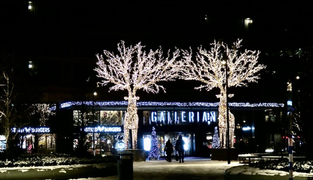 Stockholm City. Vackert upplyst utanför Gallerian. 