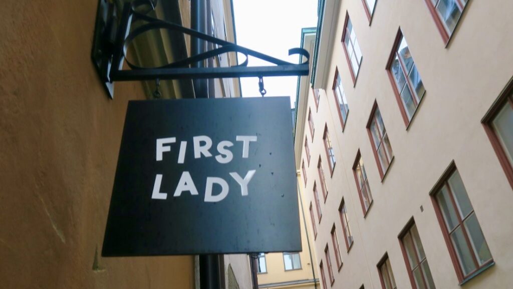 Stockholm. Gamla stan. Ännu en av de höjdpunkter i veckan jag lagt märke till vad gäller skyltar. "First Lady". 