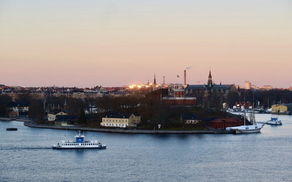 Stockholm igår. Aftonrodnade la sig tidigt. Utsikt från Fjällgatan över till Kasstellholmen. 