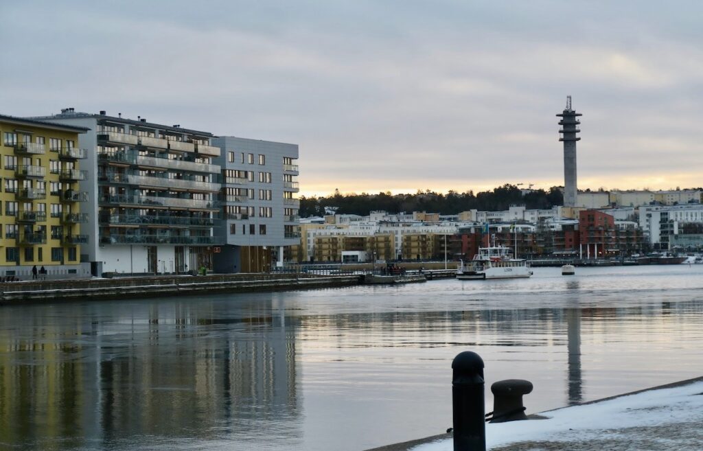 Stockholm. Södermalm. Vi fortsätter en bit till vid och längs vattnet. Här Hammarbykanalen.Hemriksdalsområdet på andra sidan. 