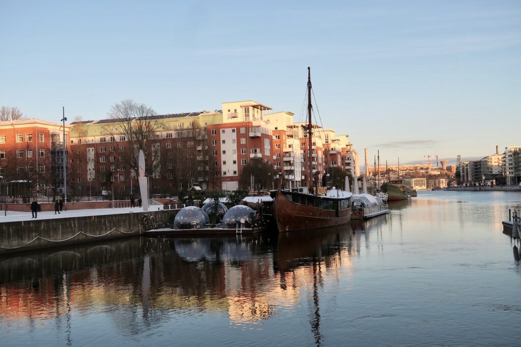 Stockholm. Södermalm. En promenad vid och längs vattnet i högervarv och längs mÄlarens vatten i Årstaviken. 