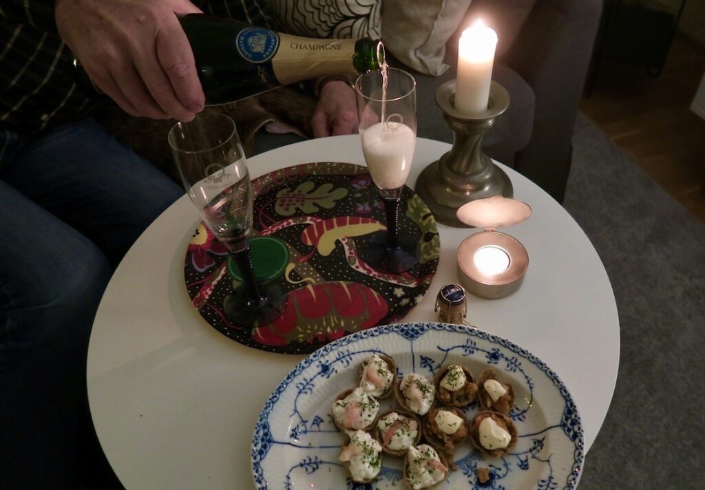Stockholm. Södermalm.Ett nytt år är på ingång och vi värmer upp med champagne och snittar. 