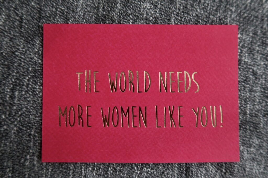 Stockholm. Södermalm. Ett tännkvärt budskap på ett fint kort. "The world needs more women like you"Perfekt i årets första skyltning och som inledning