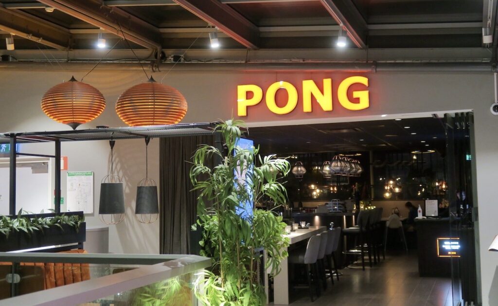 Stockholm. Södermalm. "Skrapan". Asiatisk middag på restaurang Pong. 