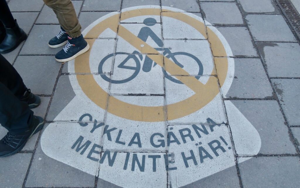 Skylt angående cykling. Tydligt vad som gäller. 