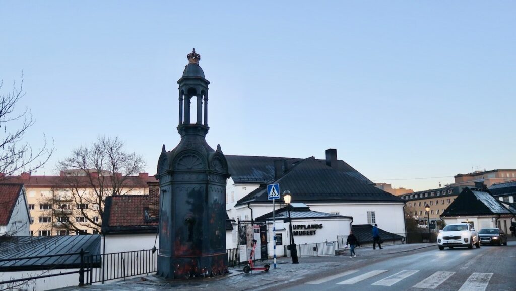 Uppsala, Upplandsmuseet. Brunnen. Här finns ännu en ledtråd till vår mysterievandring. 