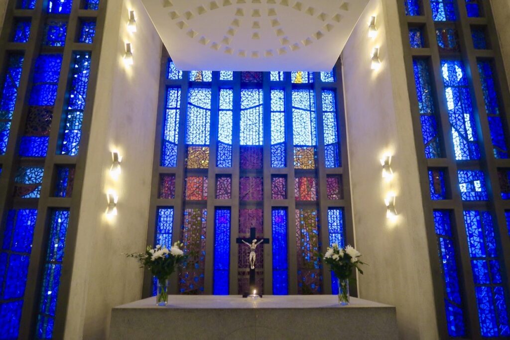 Stockholm. Hägersten. Uppenbarelsekyrkan. De sju fönstren i koret är också glaskonst på hög nivå. 