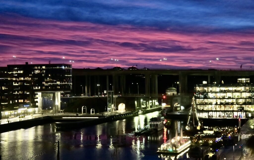 Stockholm. Södermalm. Norra Hammarbyhamnen. Dagens vackra solnedgång är över och klockan är 16.20. 