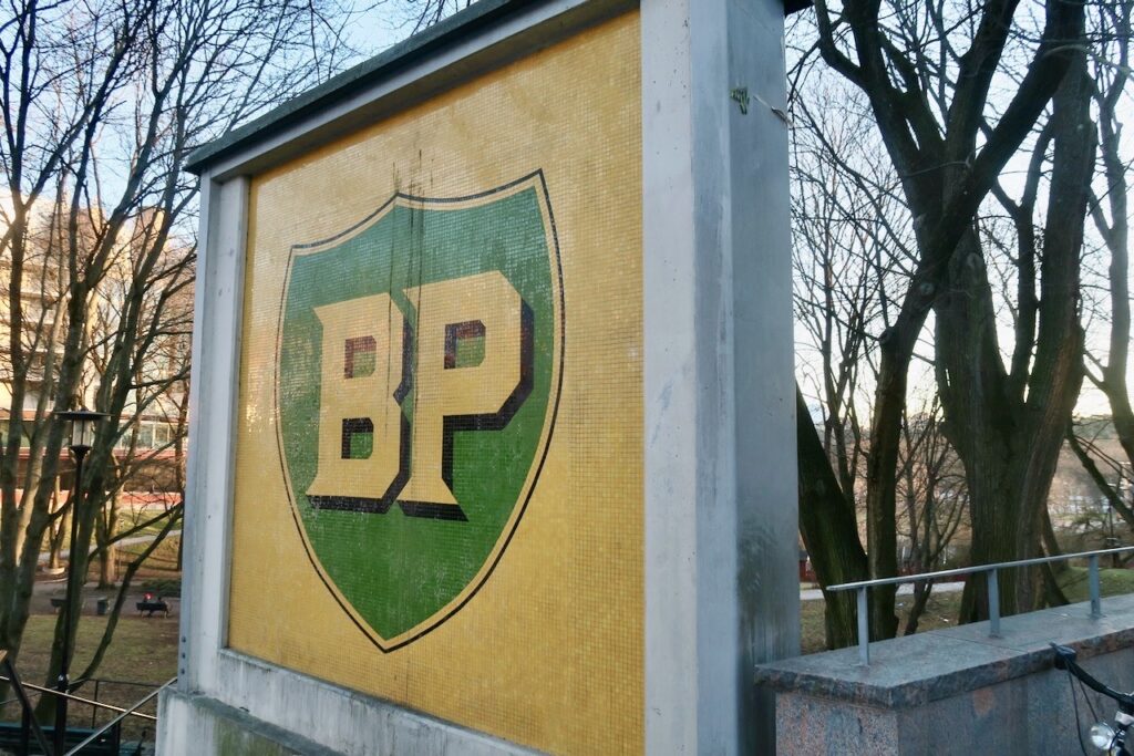 Stockholm. Hemma på Södermalm, på Ringvägen finns denna BP skylt. En riktigt "kultskylt. 