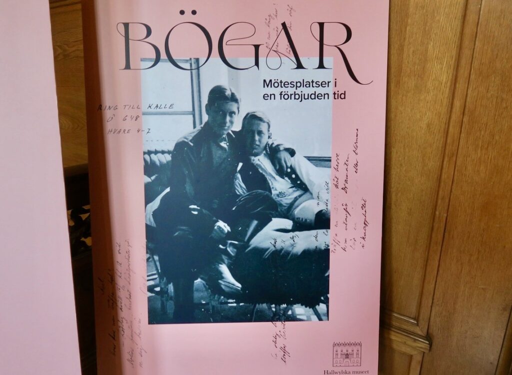 Stockholm. Hallwyllska museet. Affischen som visar vägen till utställningen; Bögar- mötesplatser i en förbjuden tid. 