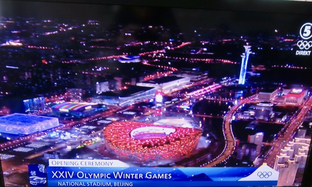 Peking. Invigningen av Vinter OS i Pekings Nationalarena, Fågelboet. Bild från kanal 5. 