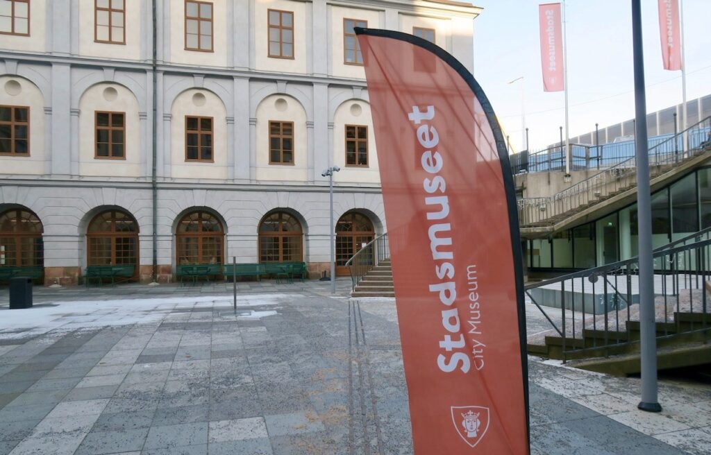 Stadsmuseet i Stockholm. Och vi började med en helt ny utställningM "Vems är du?" Om minoriteter i Stockholm. 