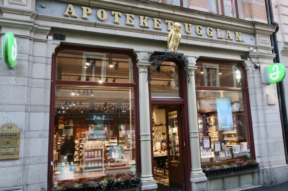 Stockholm. Drottningggatan 57. Apoteket Ugglan ett apotek från slutet av 1700-talet. 
