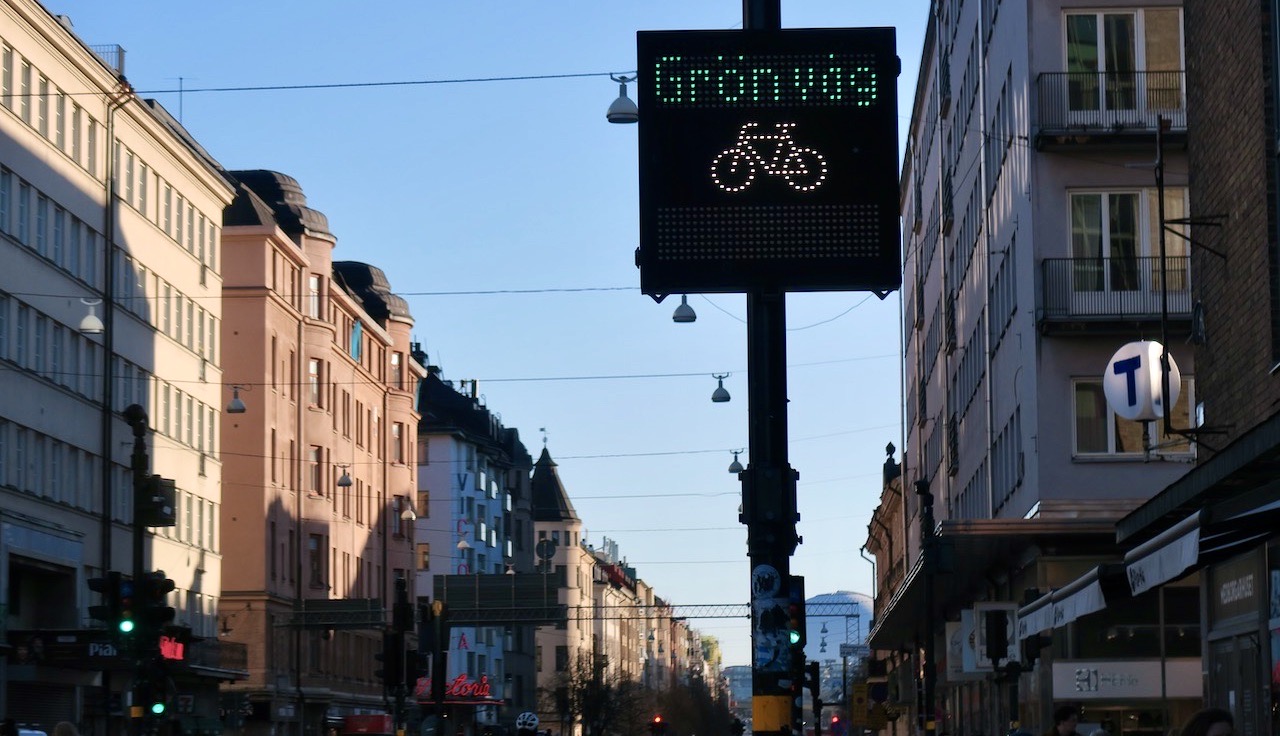 Stockholm. Södermalm. Götgatan. Lyckades inte fånga några fåglar men för cyklister gäller "grön våg" och de kan komma i flygande fläng. 