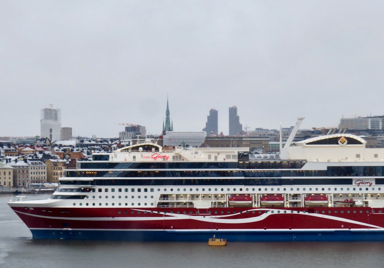 Vikinglinjens nyste fartyg Glory på ingång till Stockholm. Hon ska f.o.m. den 1/3- 2022 ta hand om en av Vikinglinjens transporter till Åbo. Kvällsavgången.