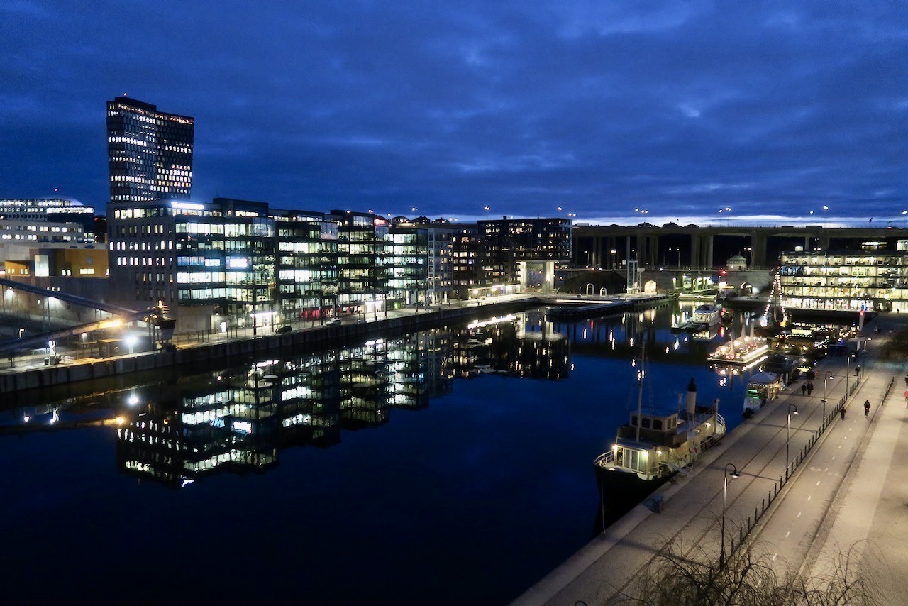 Stockholm Södermalm. En bild med utsikt över omgivningarna tagen när mörkret lagt sig. 