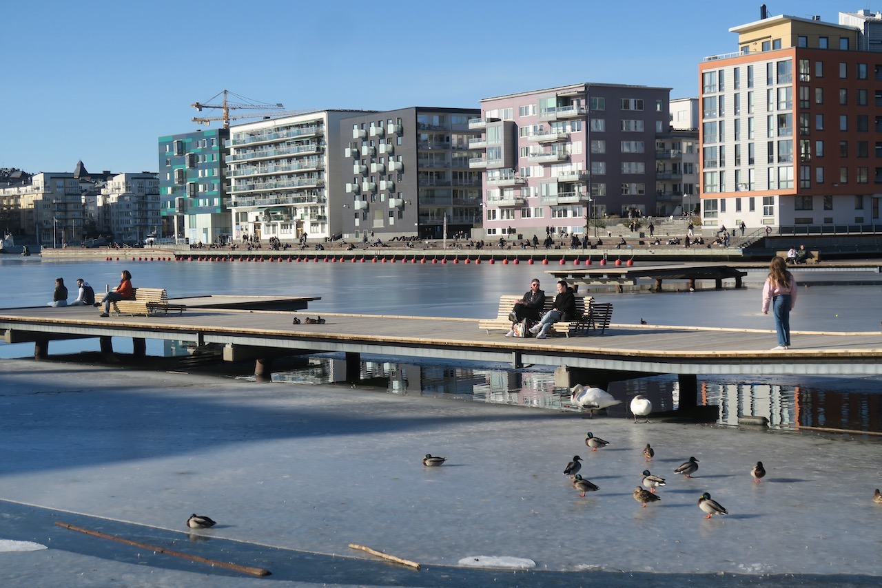 Stockholm. Hammarby sjöstad. Henriksdalsområdet. En plats i solen för både sjöfåglar och människor. 