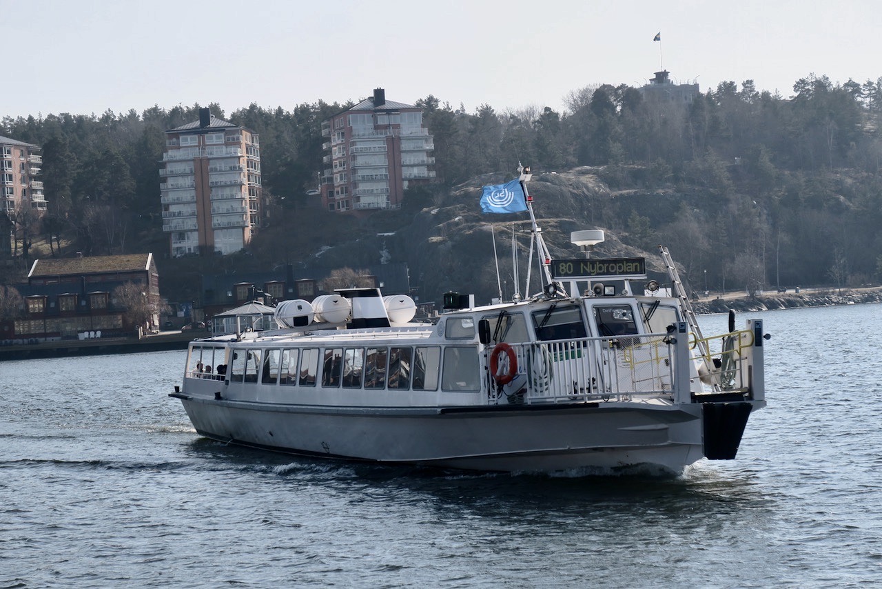 Blockhusudden S:s pendelbåt är på väg in mot Blockhusudden på Kungliga Djurgården. . 