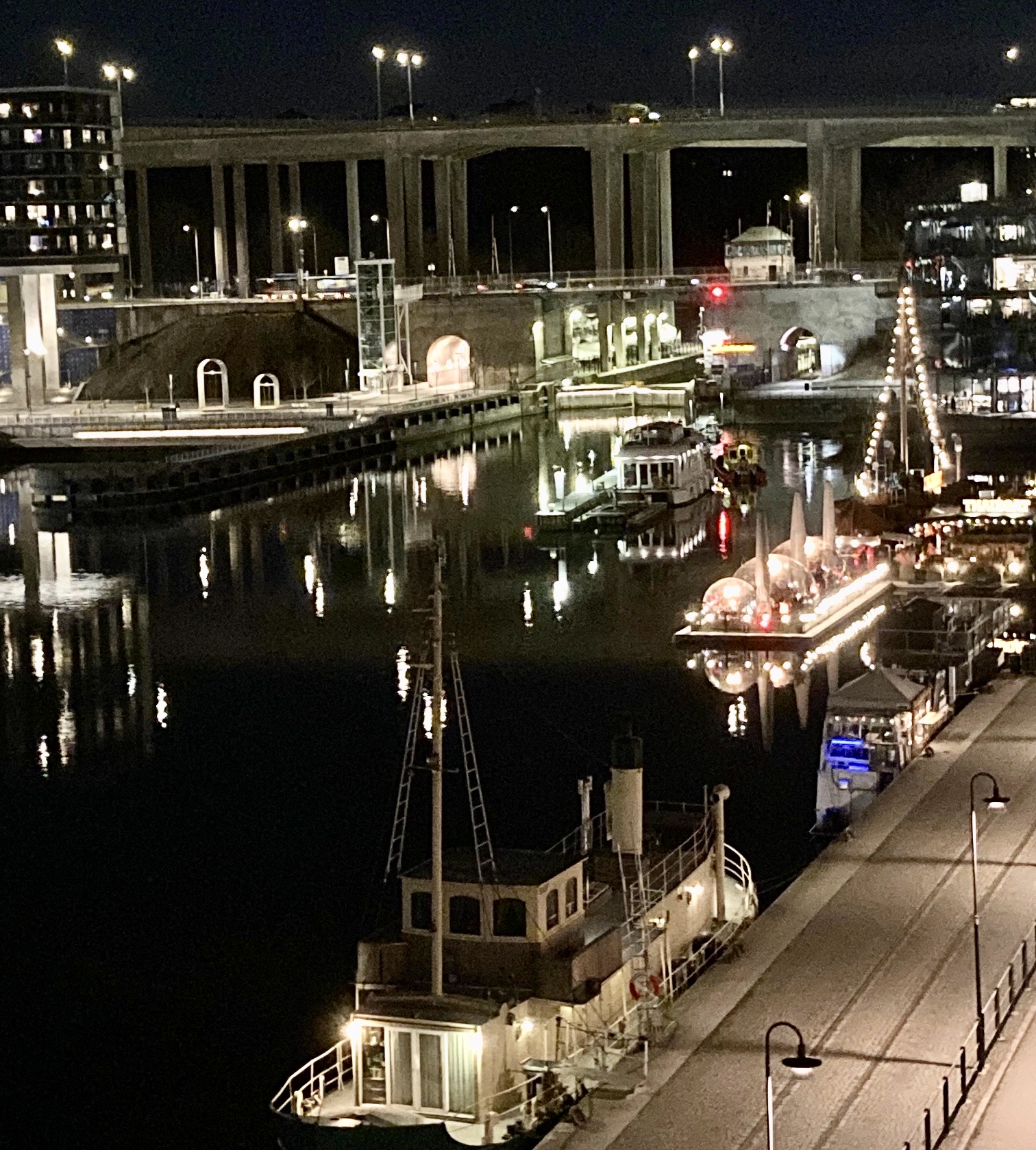 Stockholm. Södermalm. Sen kväll med utsikt över Hammarbyslussen, Hammarbykanalen och delar av Norra Hammarbykajen. 