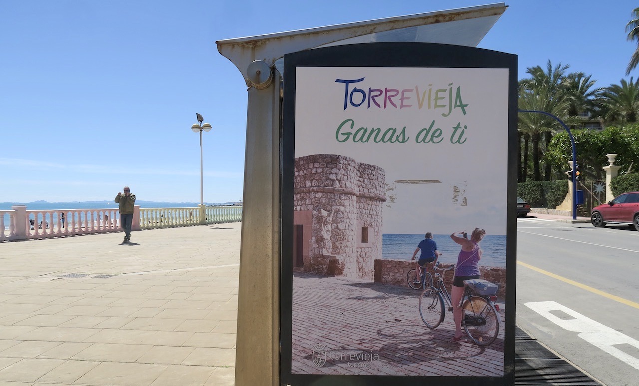 Torrevieja dag 6. Playa de Los Locos. Och en välkomnade skylt på busshållplatsen. Torrevieja längtar efter dig. 