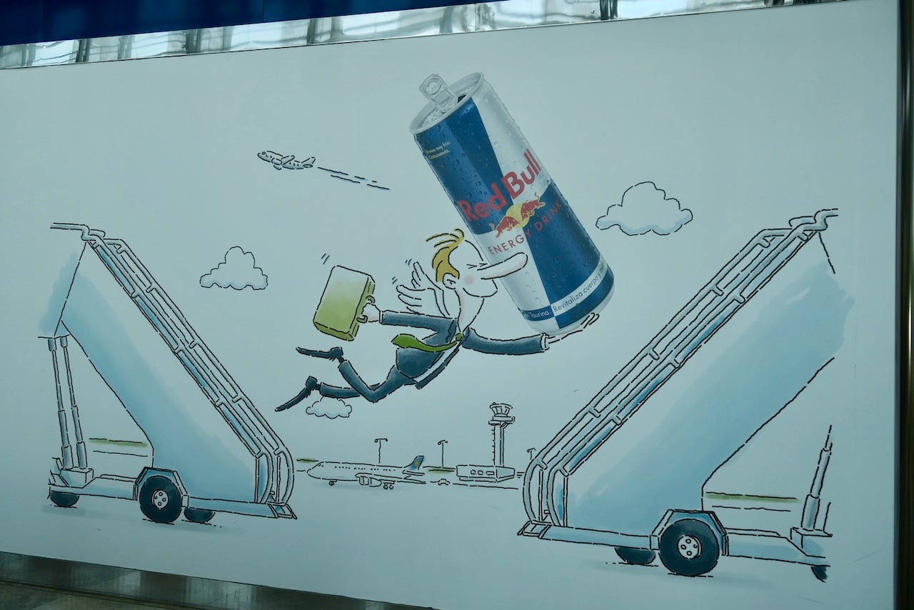 Spanien. Alicante flygplats. Energidrycken "Red Bull". I rörelse och i flygande fläng. 