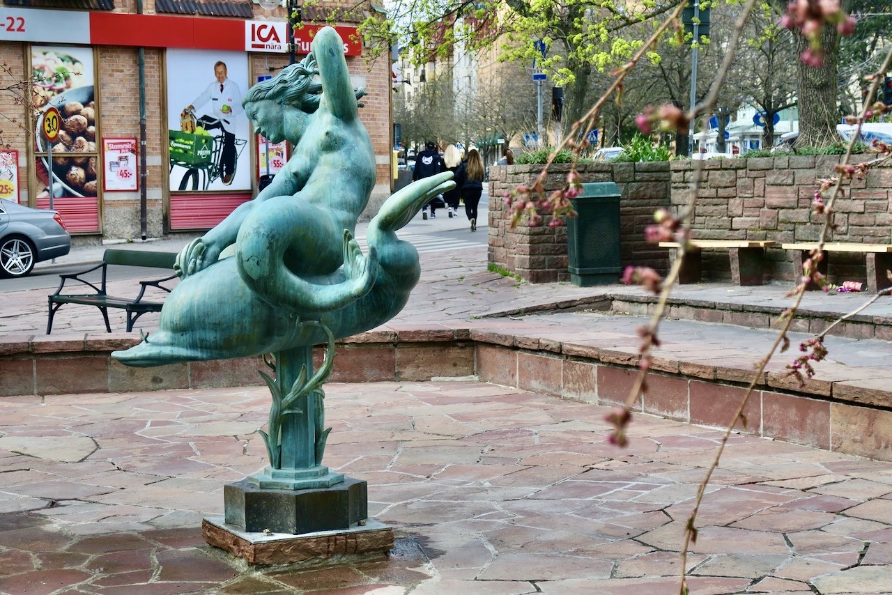 Solna. hÄr på Stråket som ibland kallas Råsunda torg finns en staty gjord av Carl MIlles, "Solglitter" invigd 1918 av Milles själv. 