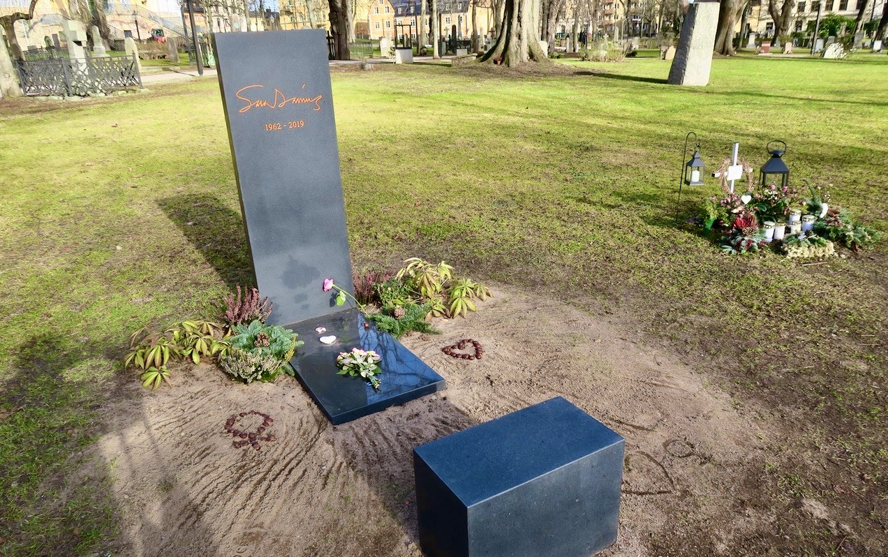 Jag hänger på "selfie" nr 15. Och när det kommer till stilikon så väljer jag Sara Danius. Här hennes vackra gravsten på Katarina Kyrkogård på Södermlam i Stockholm. 