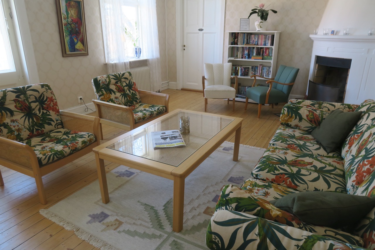 Pensionat Prästgården i Töreboda erbjuder en verkligt fin och hemtrevlig miljö- Här vardagsrummer en trappa upp. 