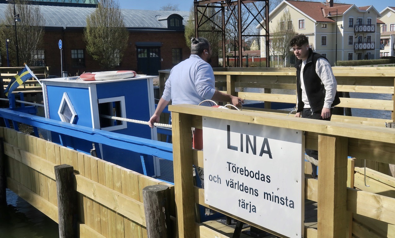 Töreboda har färjan Lina som korsar ca 20 meter av Göta kanal. Sveriges minsta färja i reguljärtrafilk 