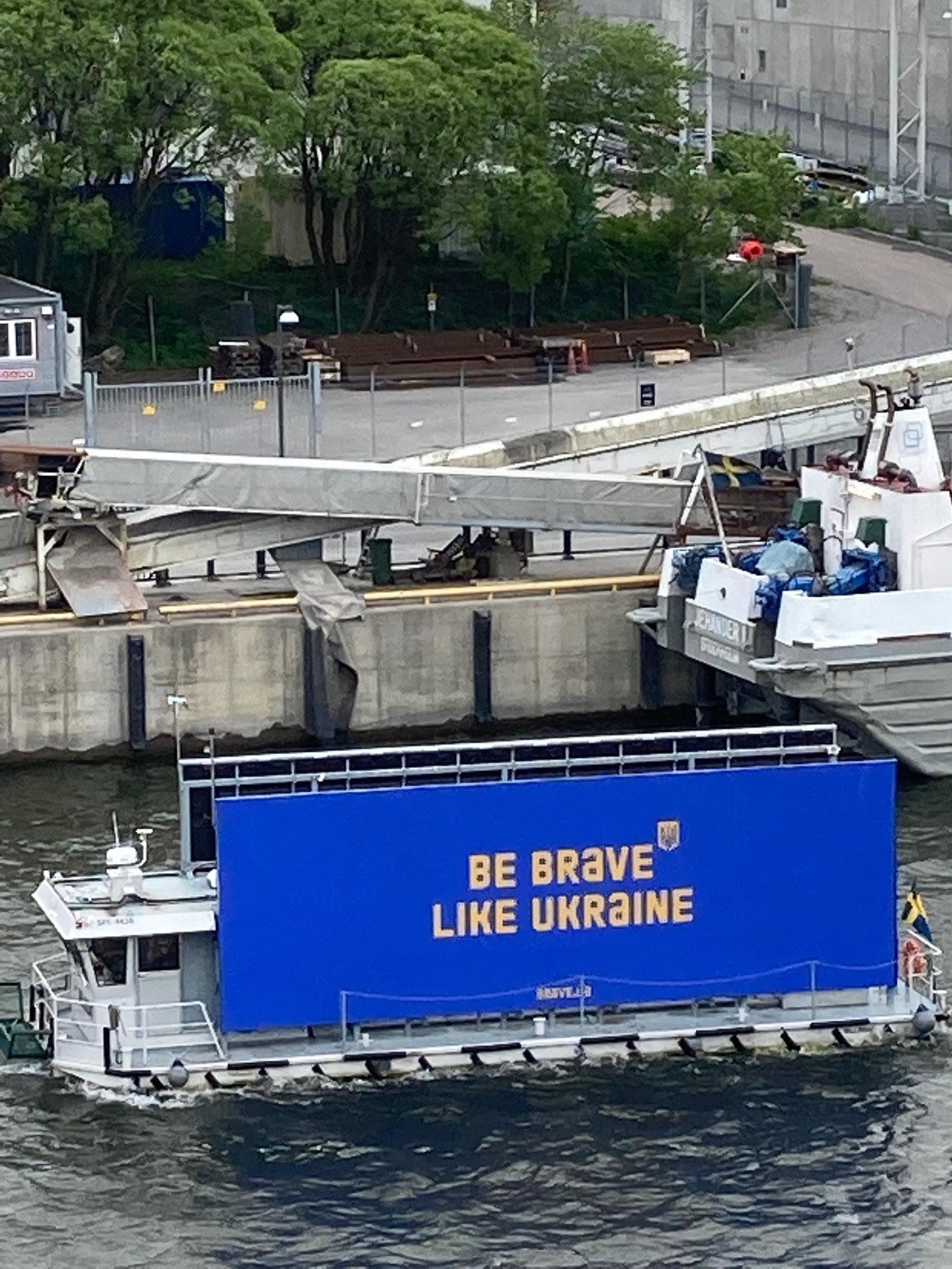 Stockholm. Södermalm. Hammarbykanalen. Ett viktigt budskap bland veckans leverans av skyltar ; Be brave like UKraine"