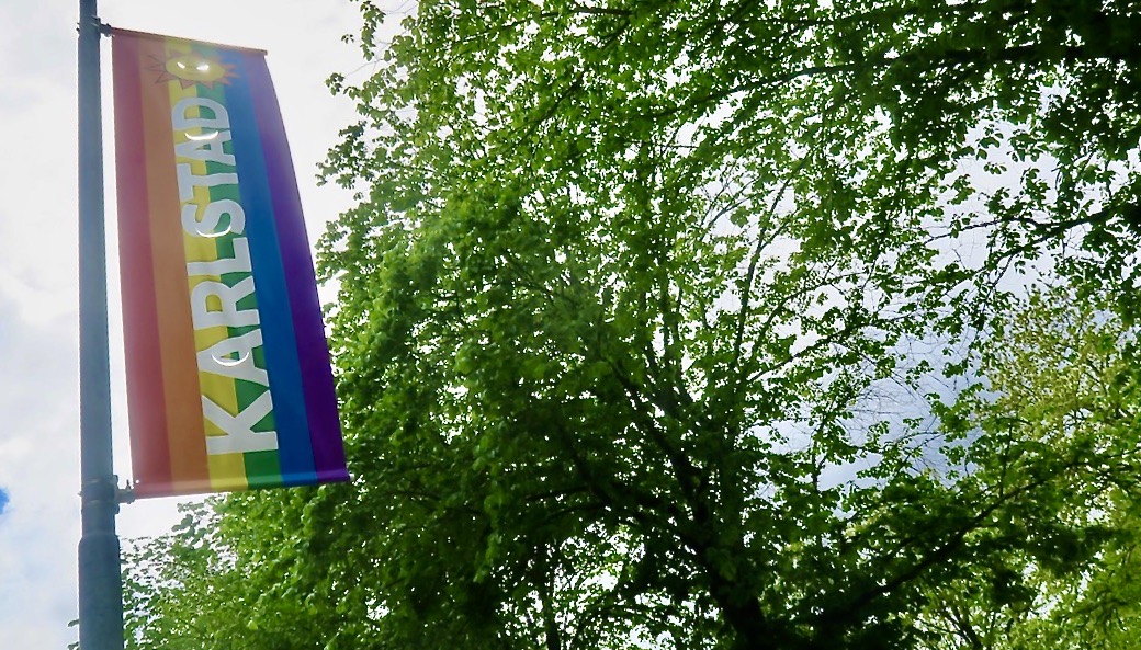 Karlstad har gott om soliga skyltar. Och även om det är mulet lyser dessa regnbågsskyltar upp.