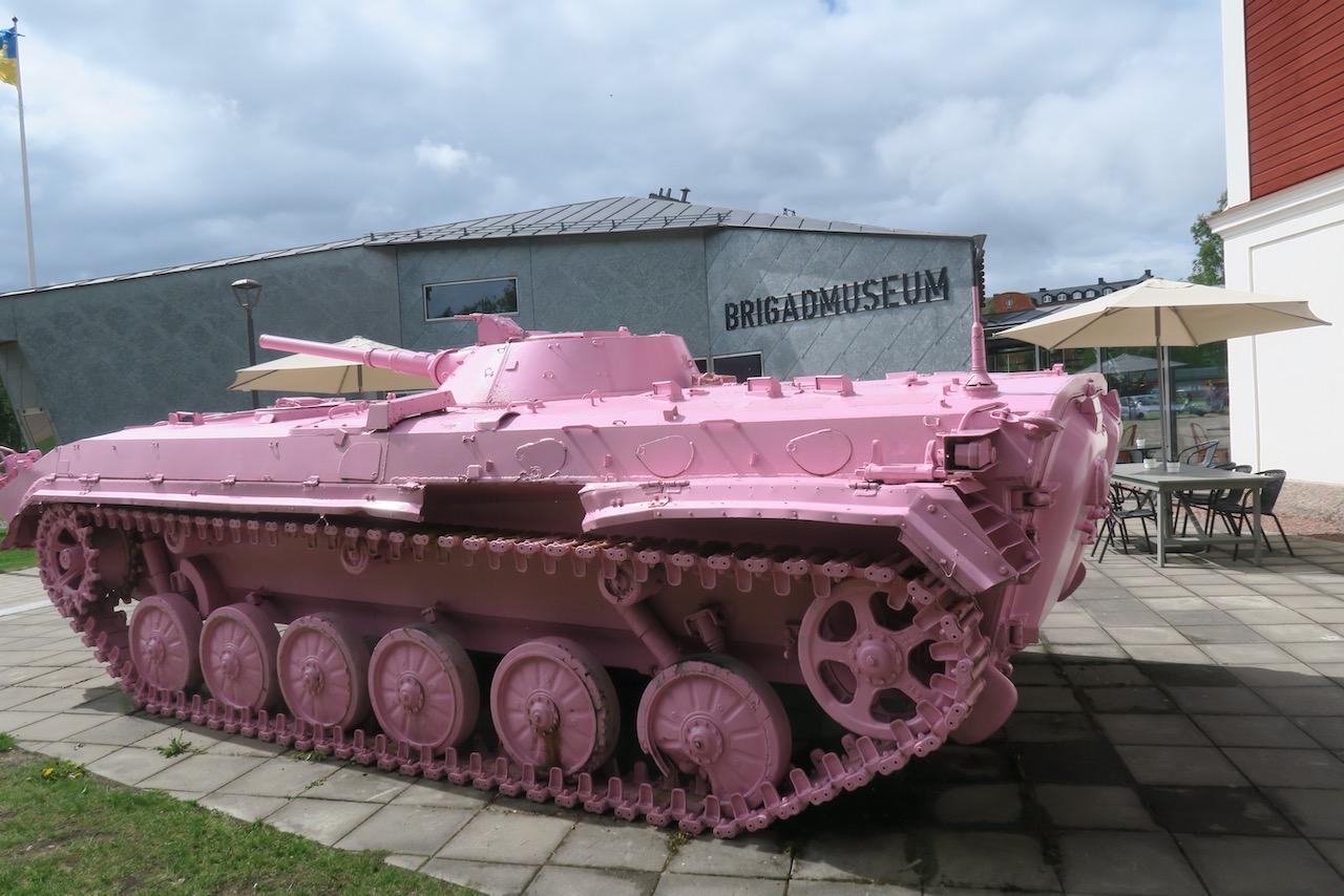 Karlstad. Brigadmuseum. Här på muséet blir det en tidsresa under kalla kriget. Pink Tank utanför har sin histori a och är en symbol för demokrati. 