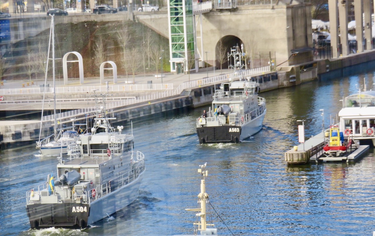 Stockholm. Södermalm. Hammarbyslussen. I kanalent här, i Hammarbykanalen, ligger två av flottans skolfartyg beredda på att slussa- 