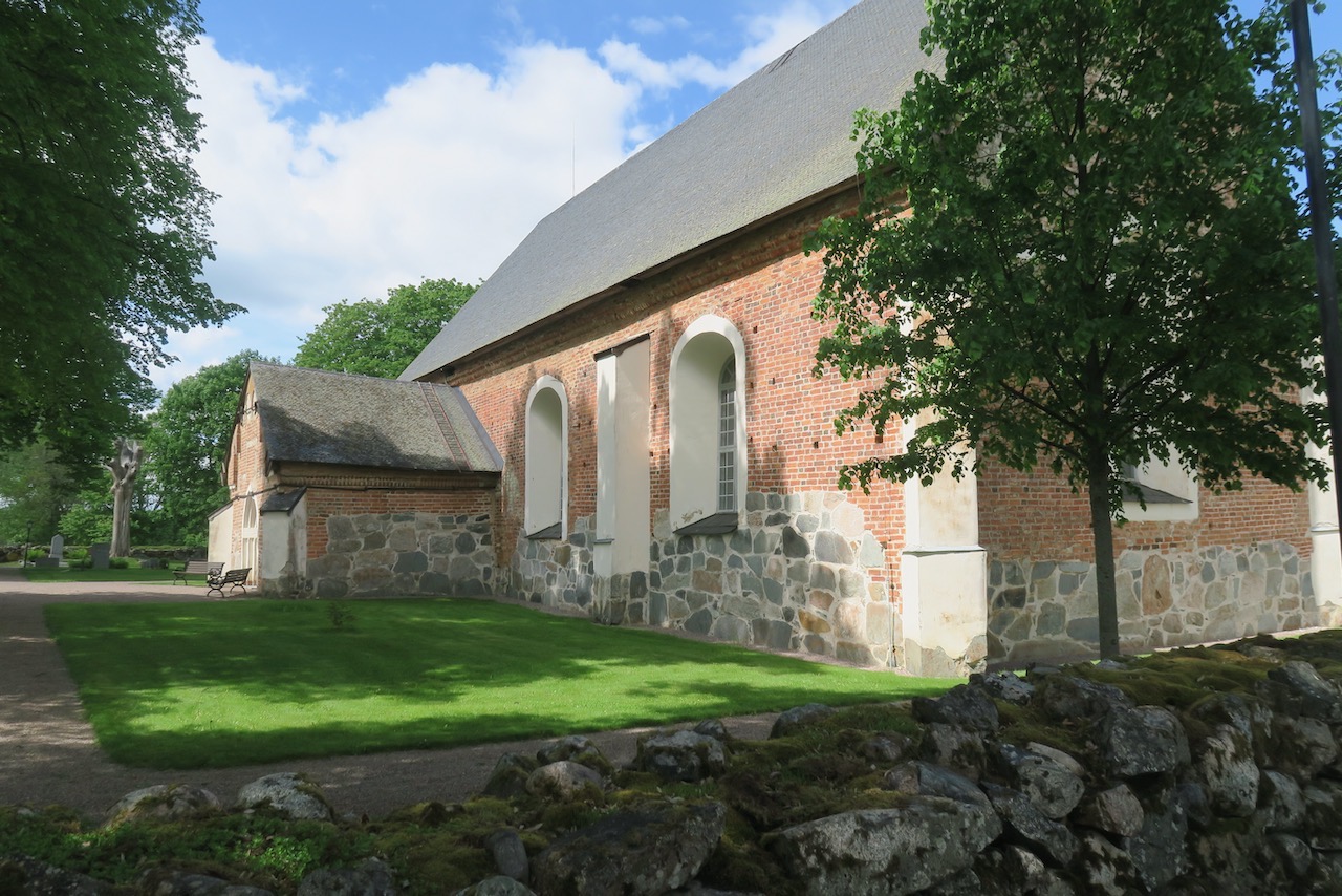 Uppland. Nysätra kyrka vackert belägen i grönskande omgivningar. 