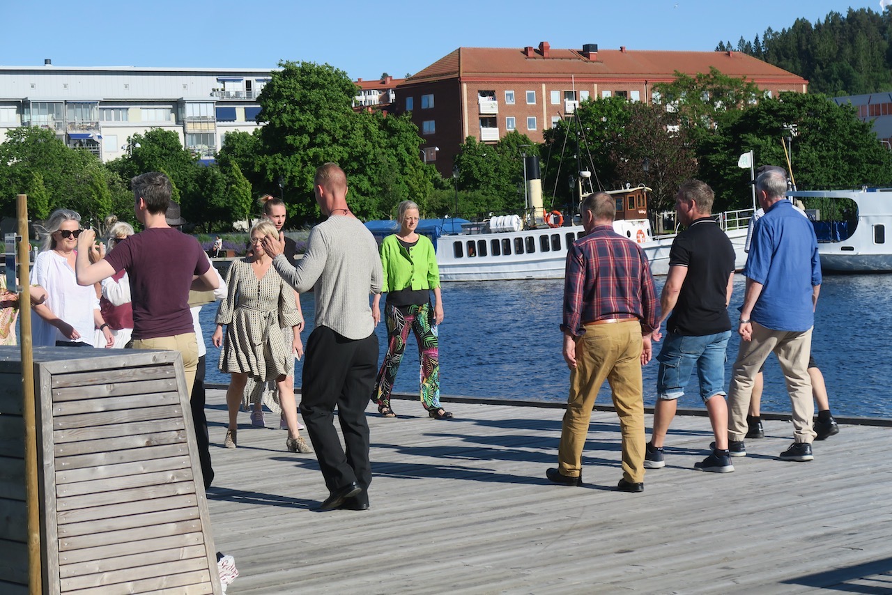I Uddevalla, på bryggan och i anslutning till Bohusläns museum, pågick en kurs i tango. vi hann inte vara med.. 