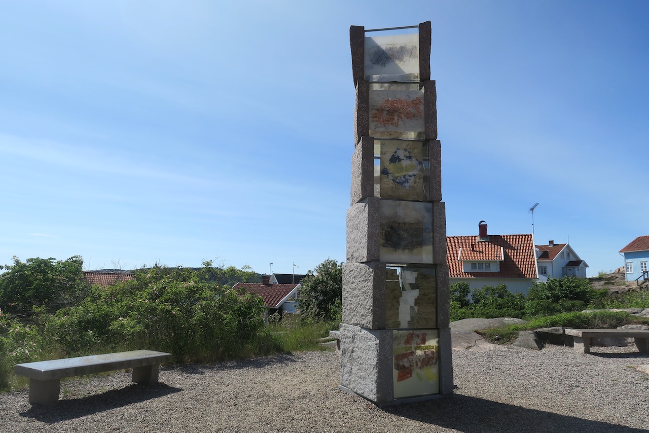 Fjällbacka kyrka. Skulptur; "Pålarne" i akvarell och granit. Finns här sedan 2009.
