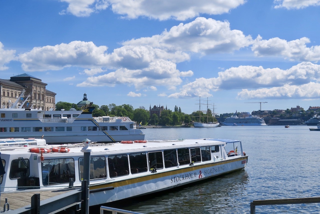 Sommardag i Stickholm. Många vill ta en tur med en sightseeingbåt och se staden från vattnet. 