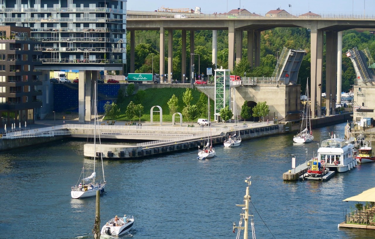 Stockholm. Södermalm. Hammarbykanalen. Här är det gott om fritidabåtar så frågan om att resa eller inte är lätt att besvara om man ser på trafiken här.