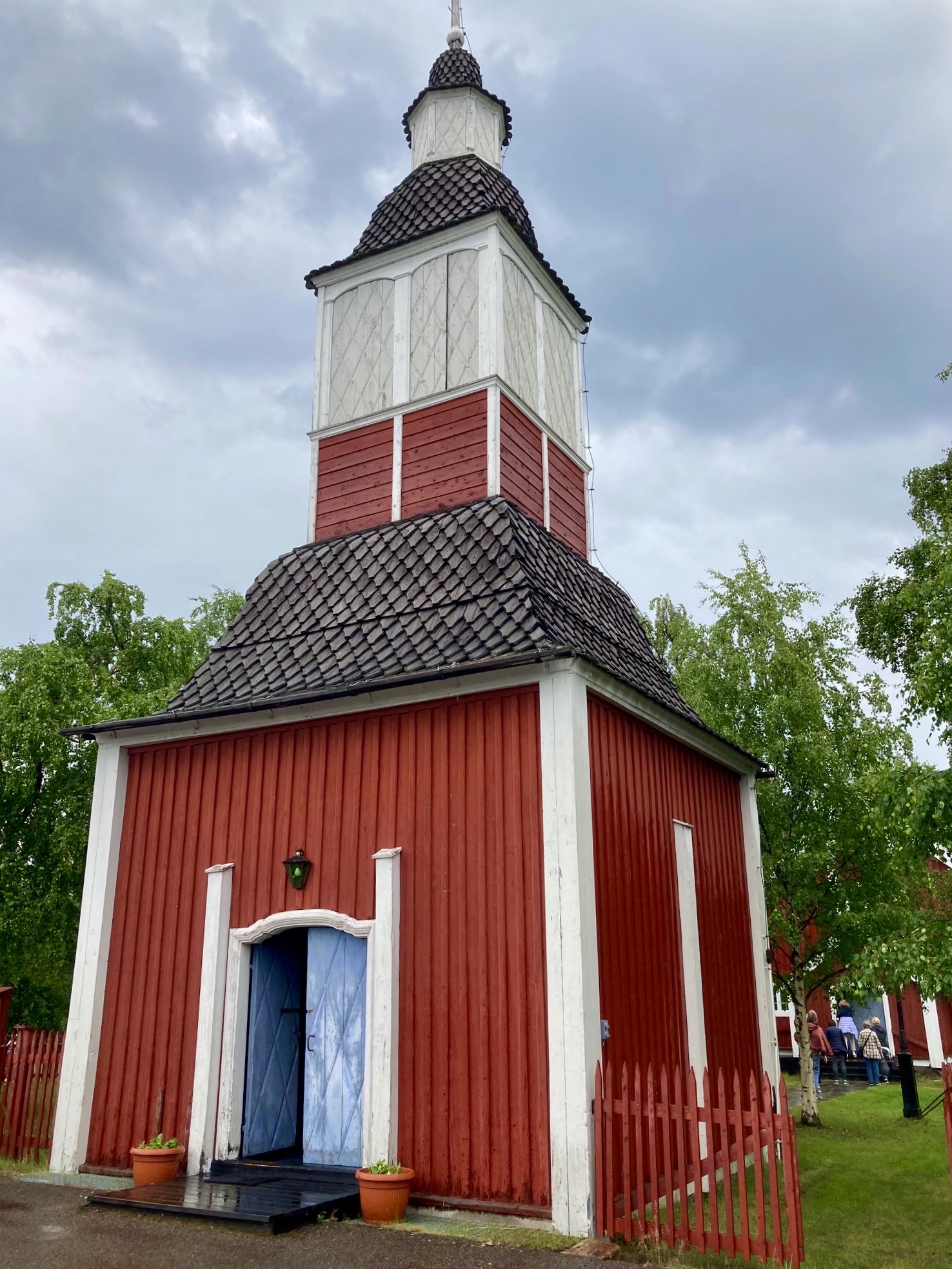 Jukkasjärvi kyrka med klockstapeln. 