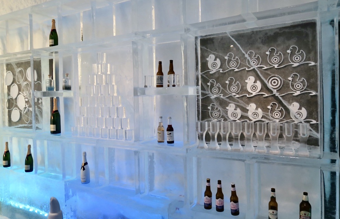 Jukkasjärvi. Ishotellet .Baren där även glasen är handgjorda av is. 