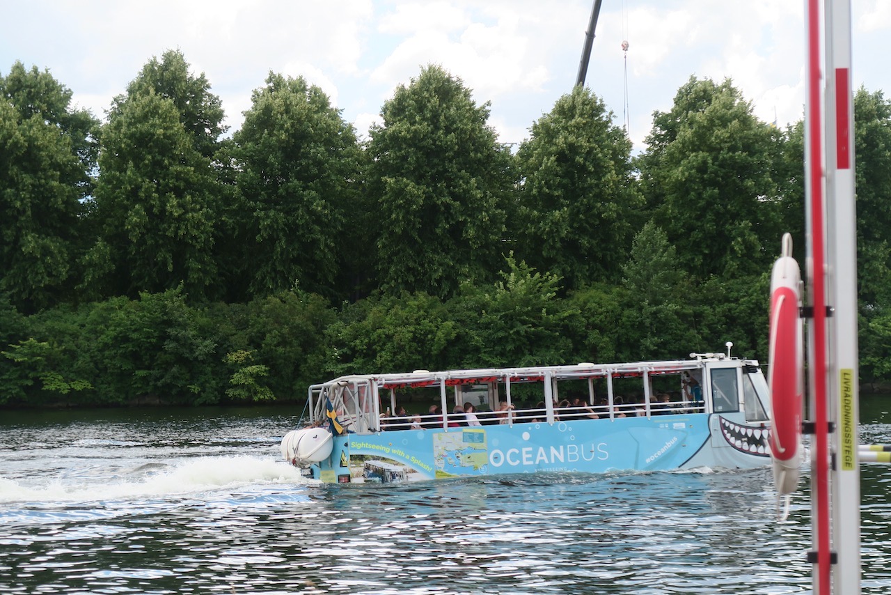 En sommardag i Stockholm och många tar sig en sightseeingtur med amfibiebussen "Oceanbus". 