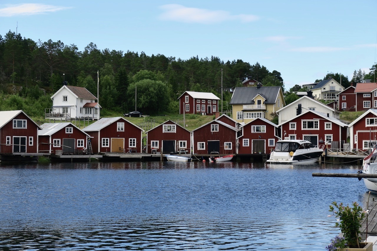 Höga kusten. I Bönhamn är sjöbodarna lite större än de vi sett på Ulvön och i Barsta. Perfekt läge med båten nedanför. 