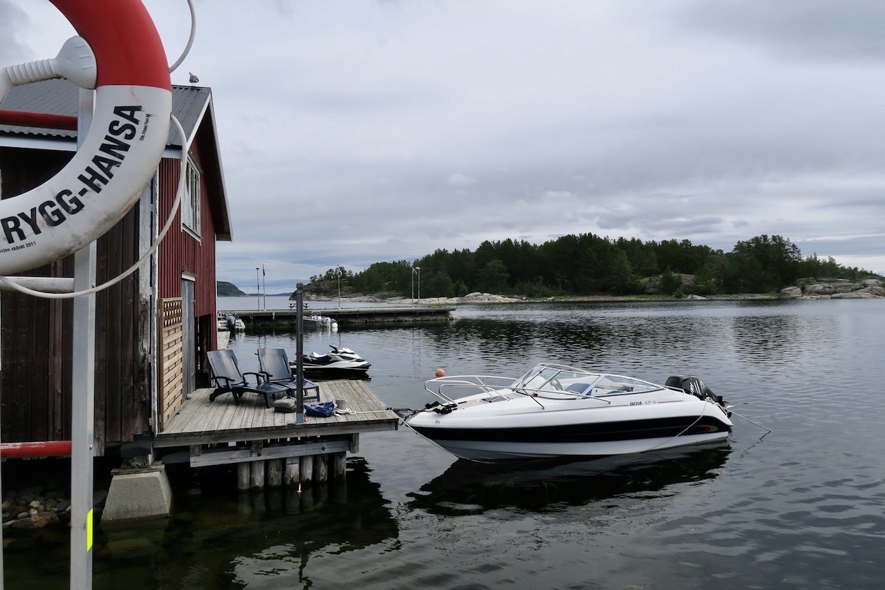 Höga kusten. I Bönhamn kantas även vägen ner till den större bryggan av sjöbodar där båtarna ligger förtöjda vid bryggan utanför.
