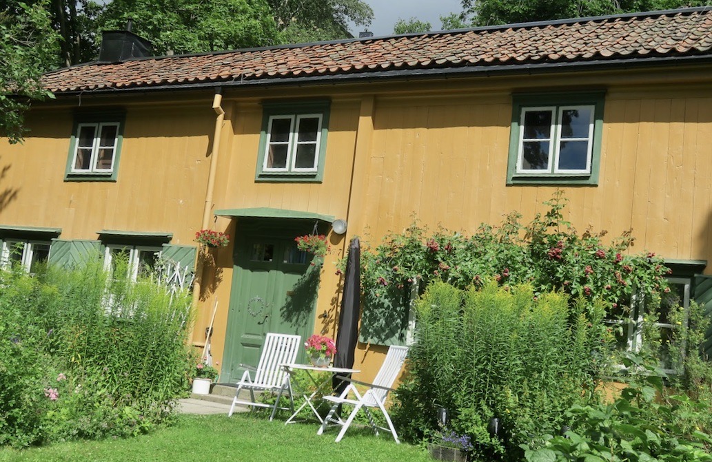 Stockholm.Södermalm.Grönskande hemmakvarter vid Färgargården. 