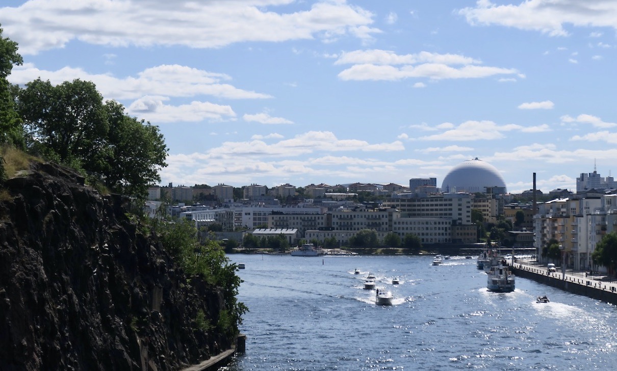 Stockholm. Danviksbron- Extra sommarkänsla att se alla fritidsbåtar i kanalen och längta ut lite grann. 