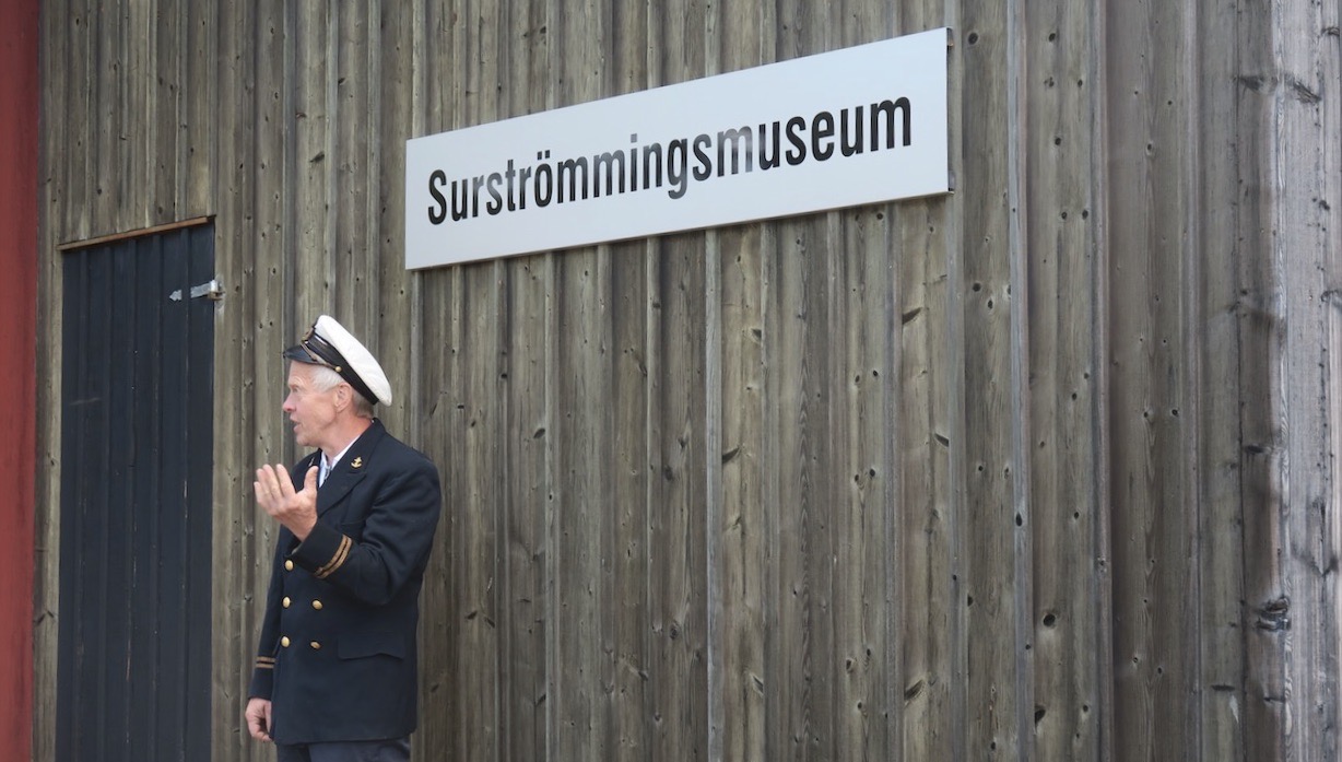 Skeppsmalen. En hälsning från Höga kusten som är speciell måtte vara surströmmingen. Här Surströmmingsmuseet på Skeppsmalen. 