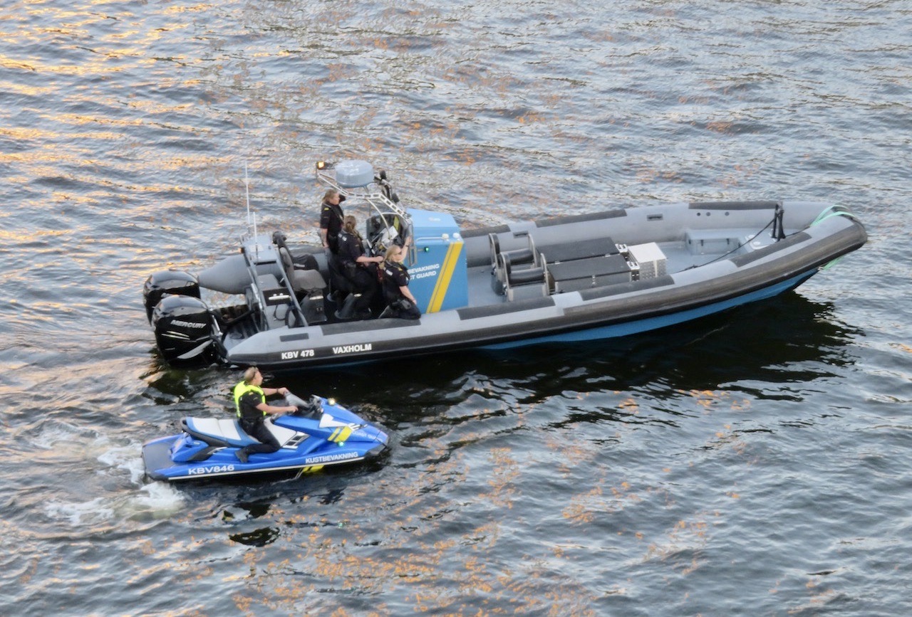 Stockholm. Södermalm. Hammarbykanalen. Viss fart även på polisbåten med tillhörande vattenskoter. 